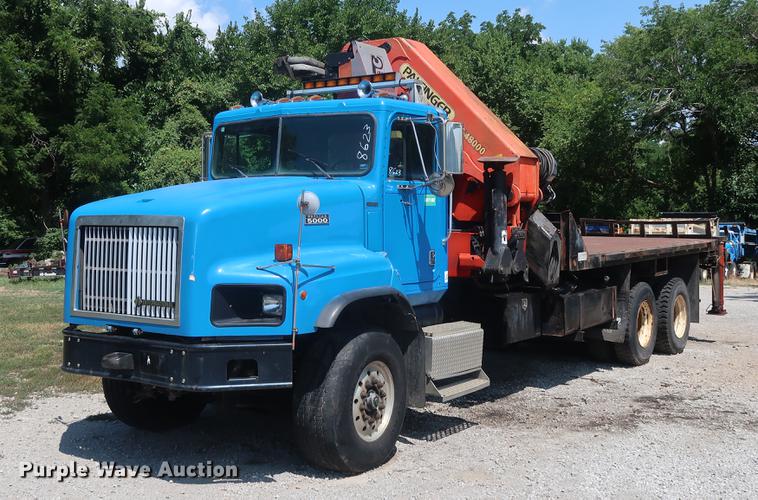 image for item DE6089 1999 International Paystar 5000 crane truck