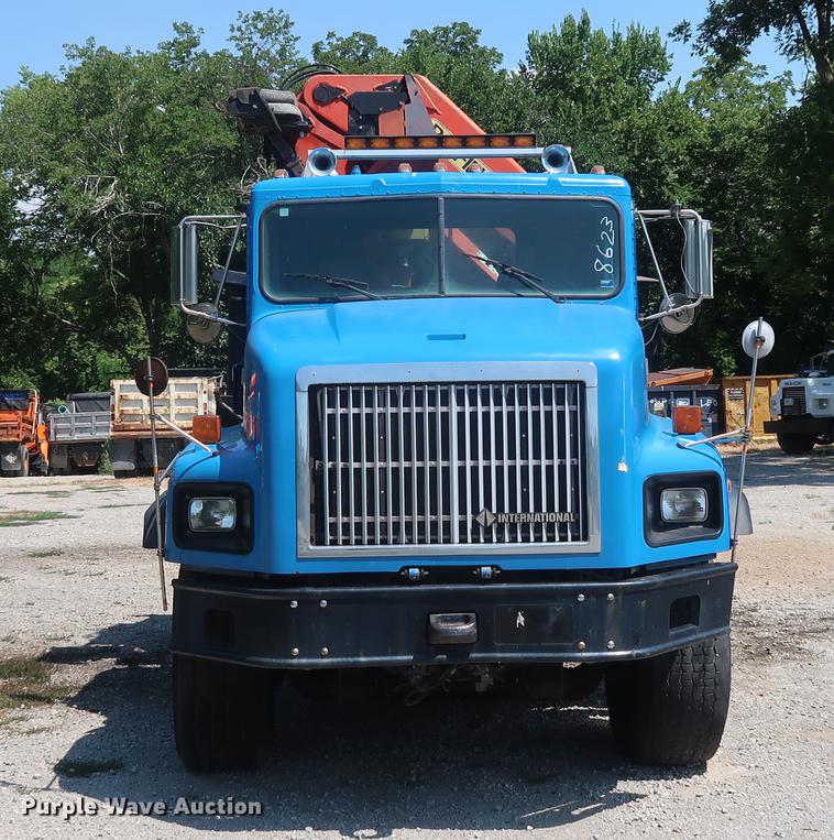 image for item DE6089 1999 International Paystar 5000 crane truck