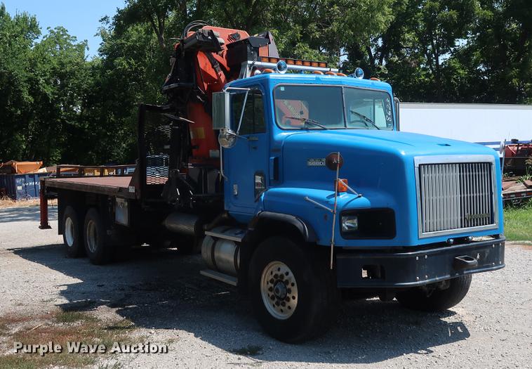 image for item DE6089 1999 International Paystar 5000 crane truck