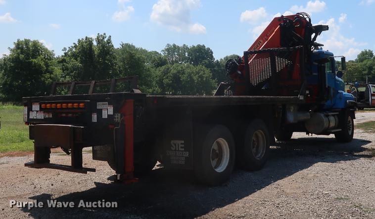 image for item DE6089 1999 International Paystar 5000 crane truck