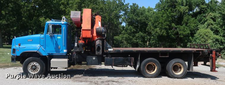 image for item DE6089 1999 International Paystar 5000 crane truck