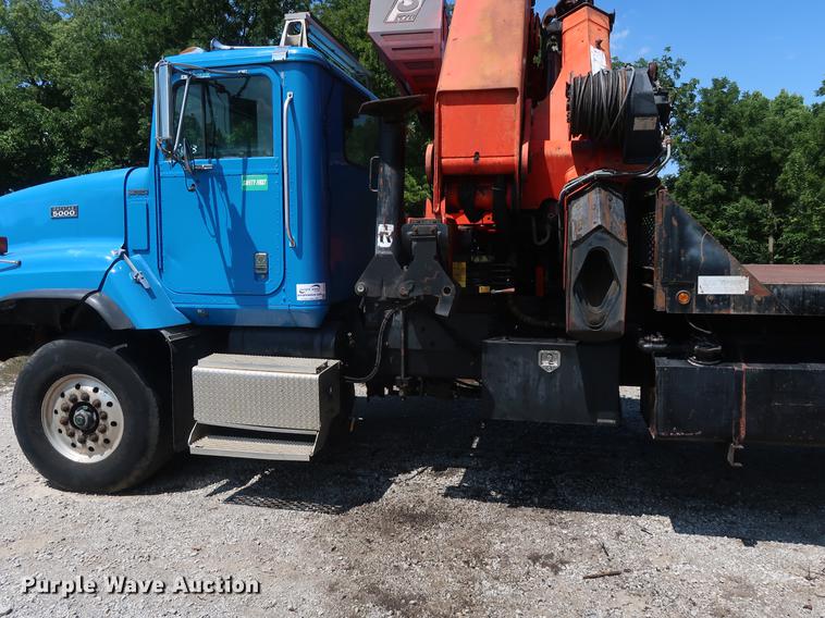 image for item DE6089 1999 International Paystar 5000 crane truck