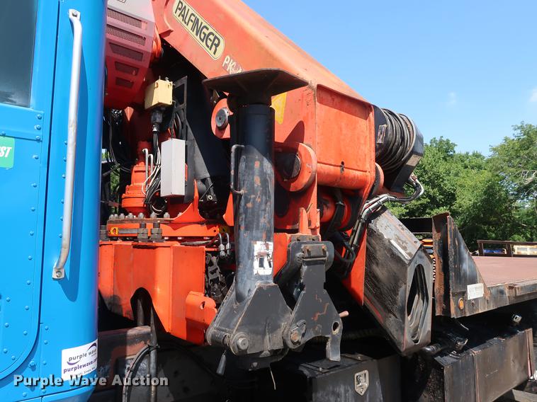 image for item DE6089 1999 International Paystar 5000 crane truck