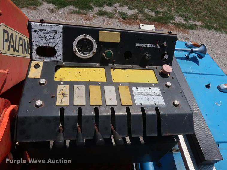 image for item DE6089 1999 International Paystar 5000 crane truck