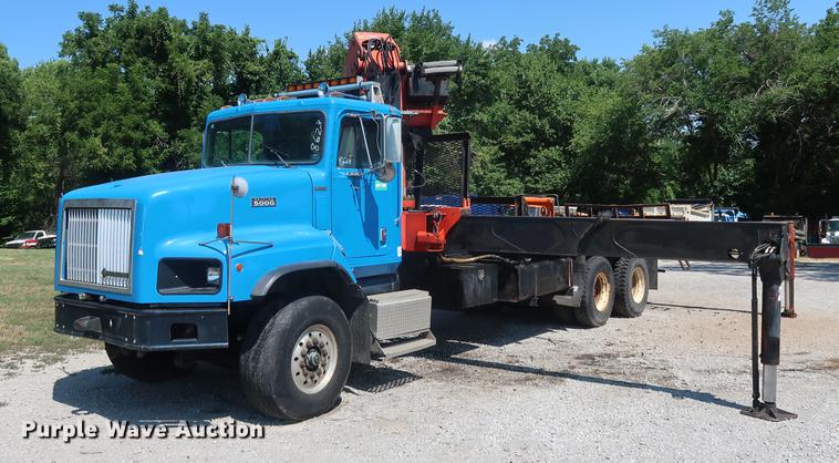 image for item DE6089 1999 International Paystar 5000 crane truck