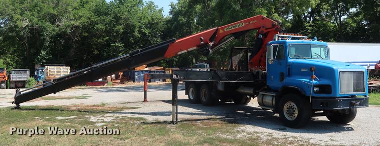 image for item DE6089 1999 International Paystar 5000 crane truck