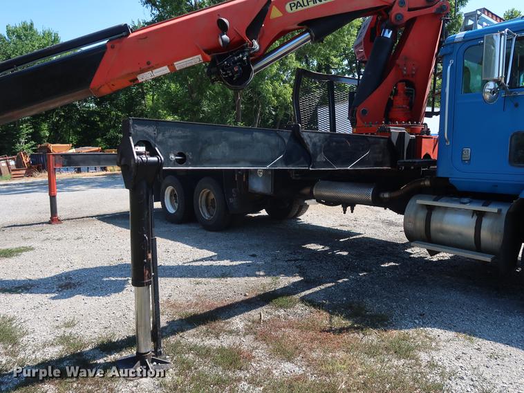image for item DE6089 1999 International Paystar 5000 crane truck