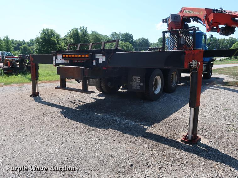image for item DE6089 1999 International Paystar 5000 crane truck