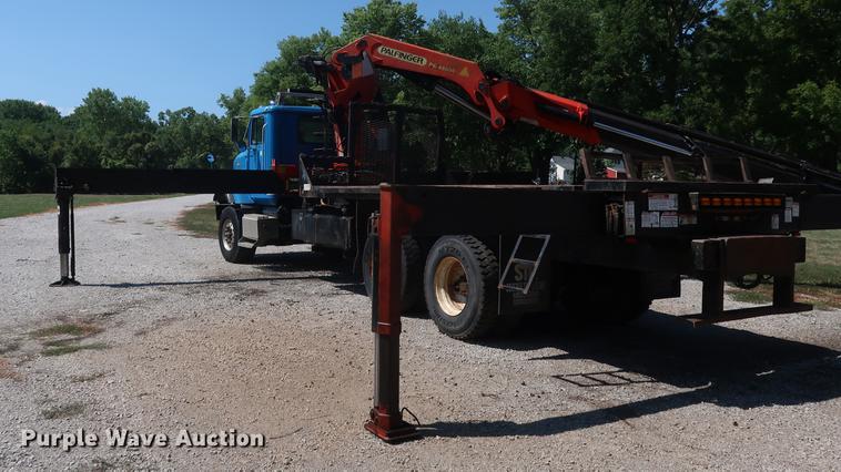 image for item DE6089 1999 International Paystar 5000 crane truck