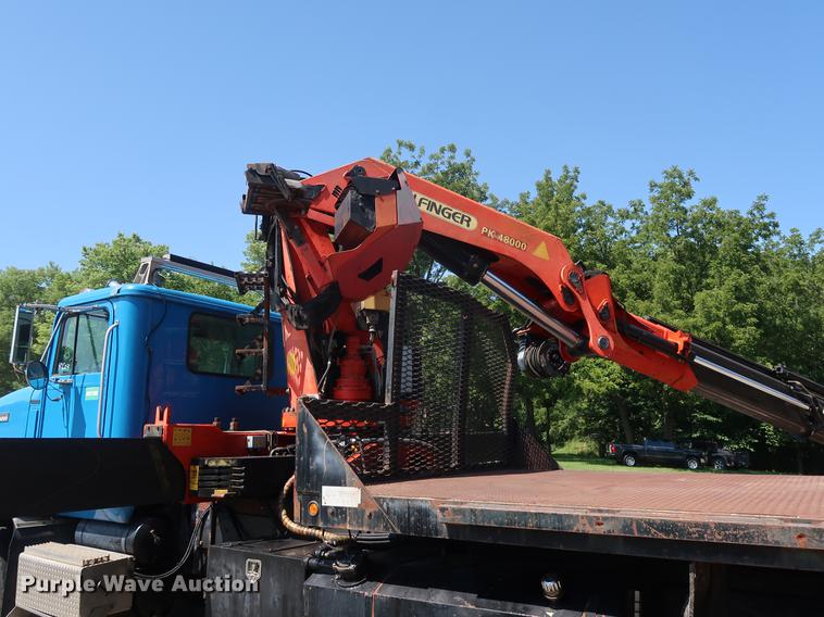 image for item DE6089 1999 International Paystar 5000 crane truck