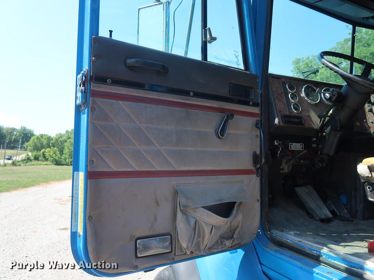 image for item DE6089 1999 International Paystar 5000 crane truck