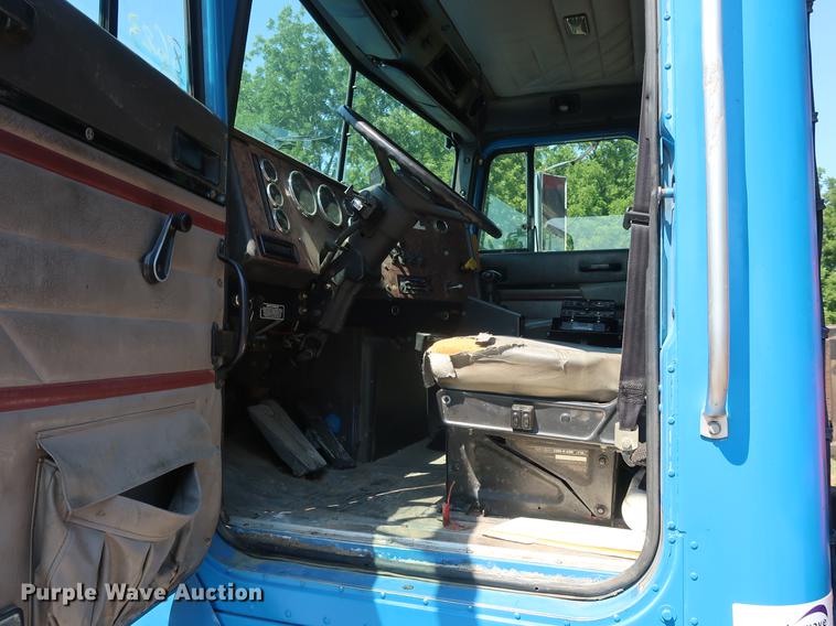 image for item DE6089 1999 International Paystar 5000 crane truck