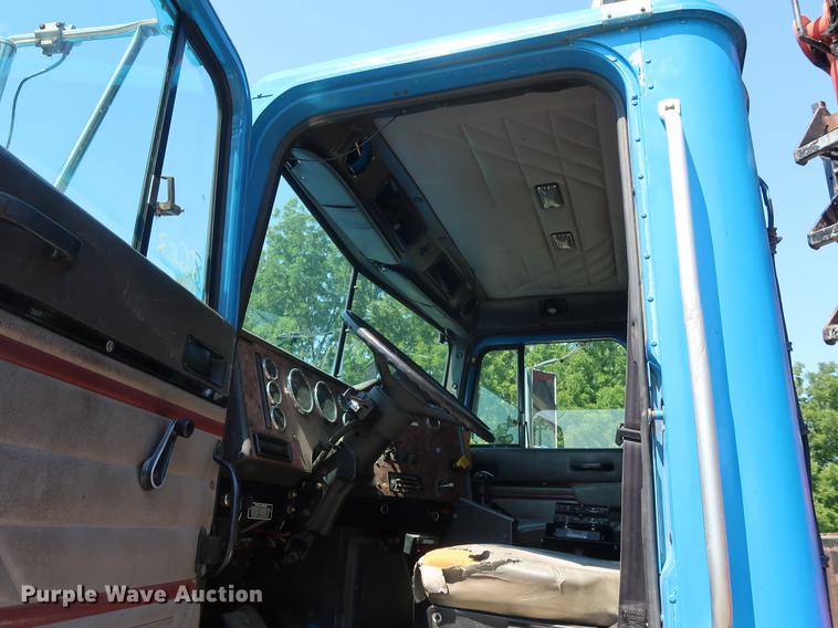 image for item DE6089 1999 International Paystar 5000 crane truck