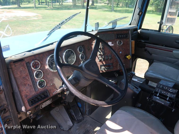 image for item DE6089 1999 International Paystar 5000 crane truck