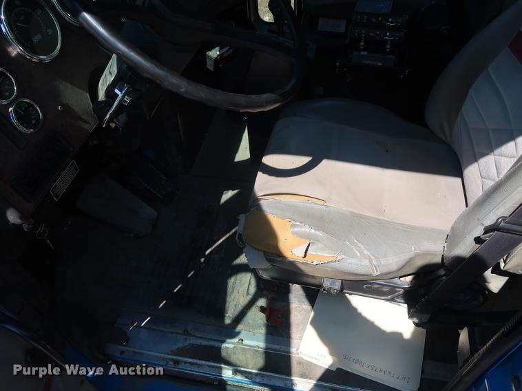 image for item DE6089 1999 International Paystar 5000 crane truck