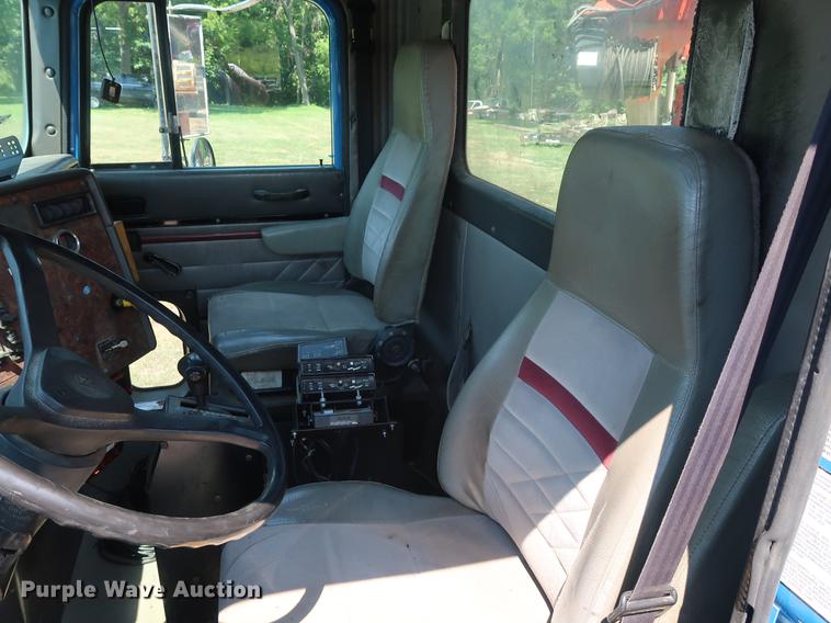 image for item DE6089 1999 International Paystar 5000 crane truck