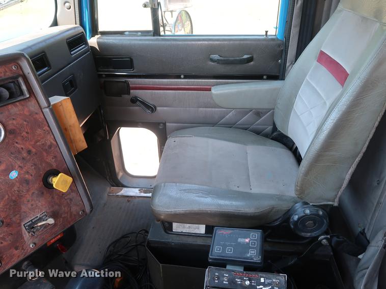 image for item DE6089 1999 International Paystar 5000 crane truck