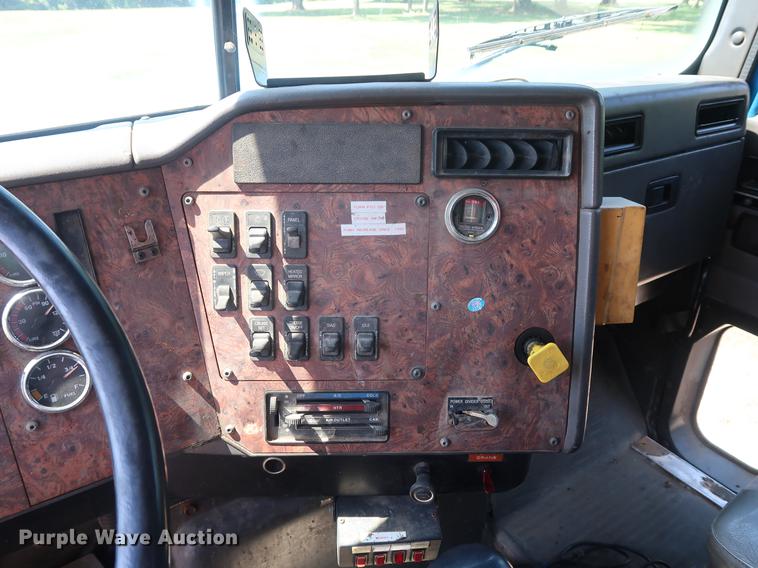 image for item DE6089 1999 International Paystar 5000 crane truck