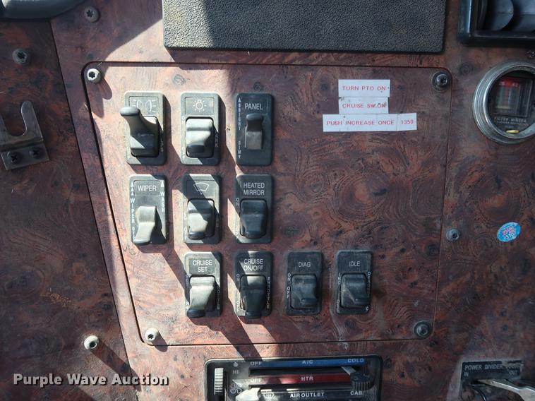 image for item DE6089 1999 International Paystar 5000 crane truck