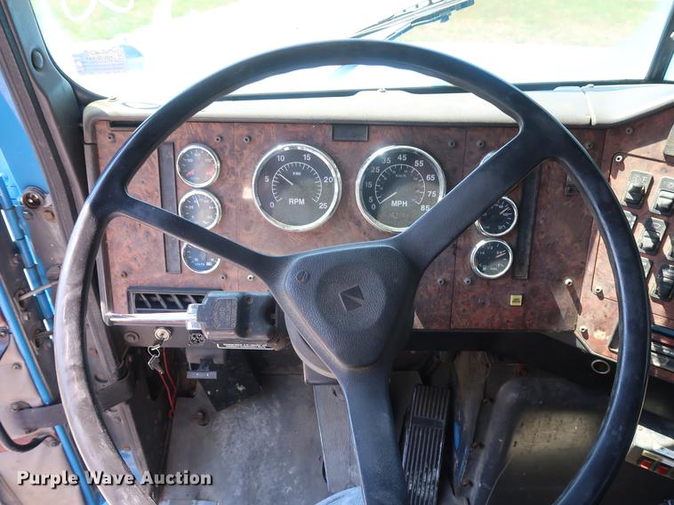 image for item DE6089 1999 International Paystar 5000 crane truck