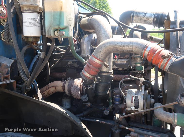 image for item DE6089 1999 International Paystar 5000 crane truck