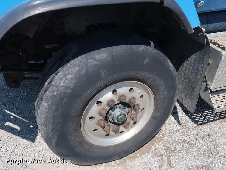 image for item DE6089 1999 International Paystar 5000 crane truck