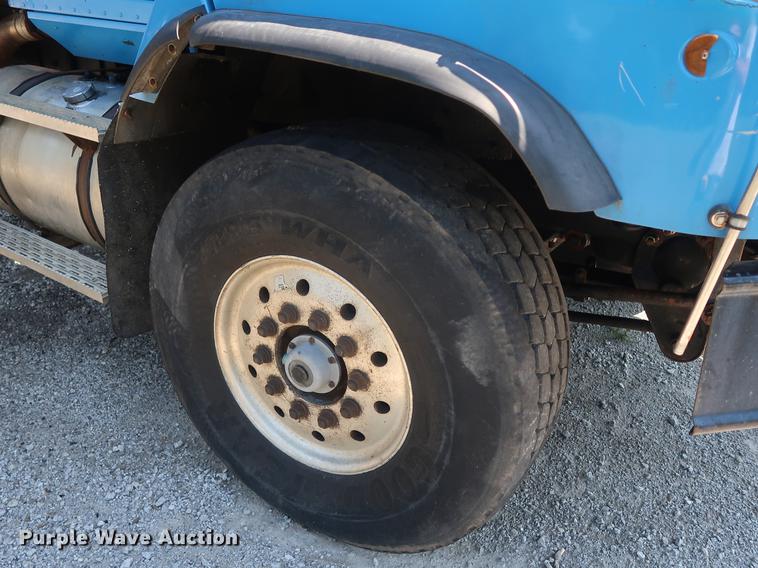 image for item DE6089 1999 International Paystar 5000 crane truck