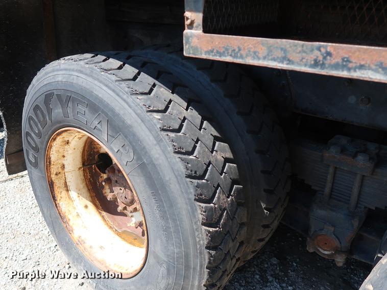 image for item DE6089 1999 International Paystar 5000 crane truck