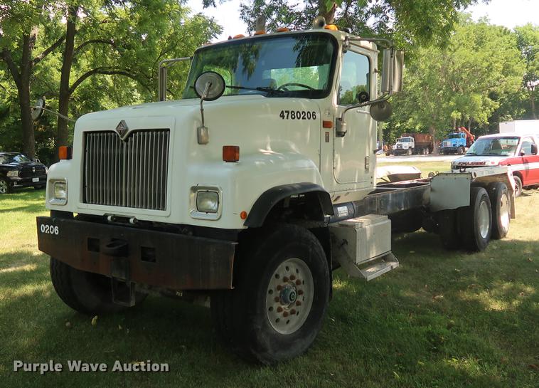 image for item DE6093 2002 Case International 5500i truck cab and chassis