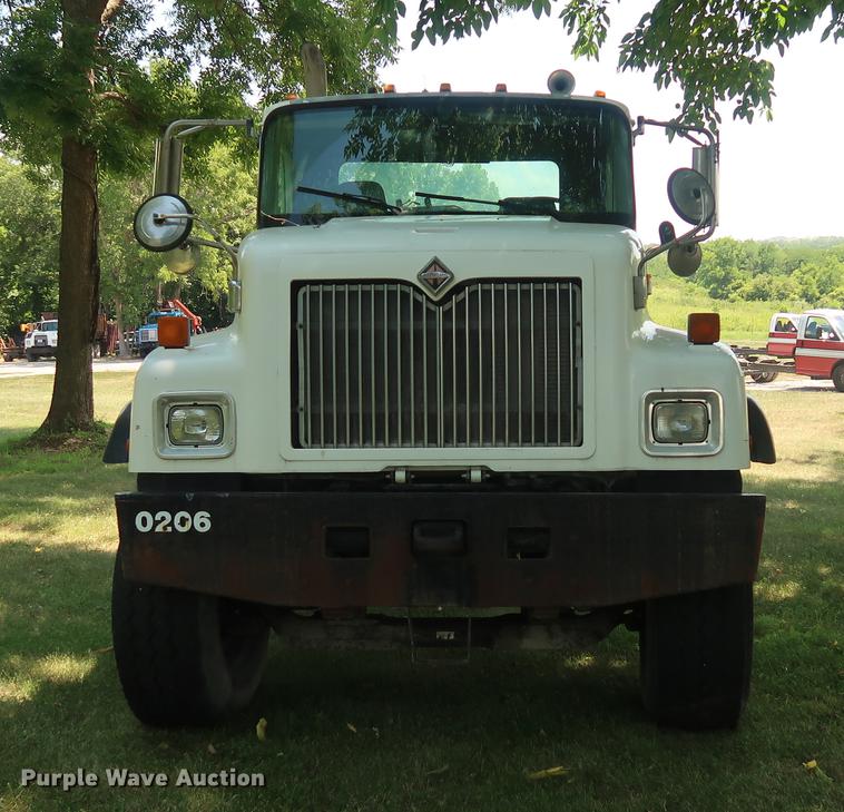 image for item DE6093 2002 Case International 5500i truck cab and chassis