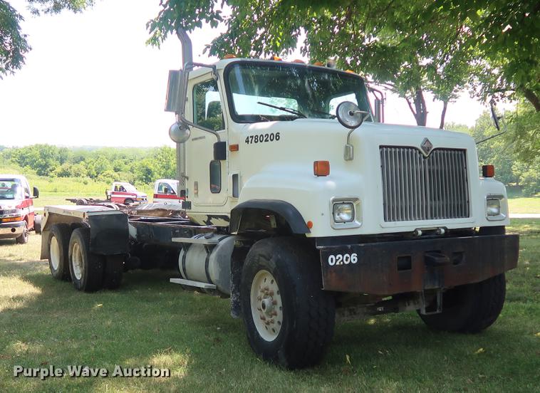 image for item DE6093 2002 Case International 5500i truck cab and chassis