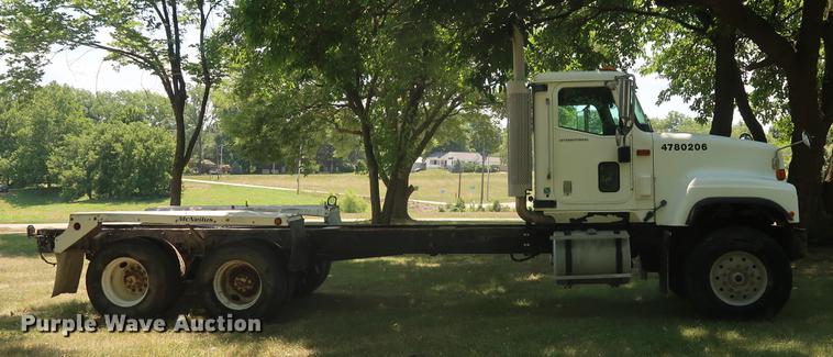 image for item DE6093 2002 Case International 5500i truck cab and chassis