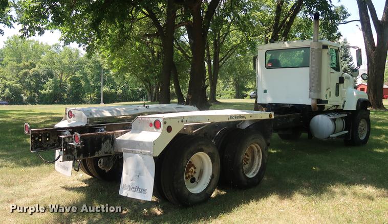 image for item DE6093 2002 Case International 5500i truck cab and chassis