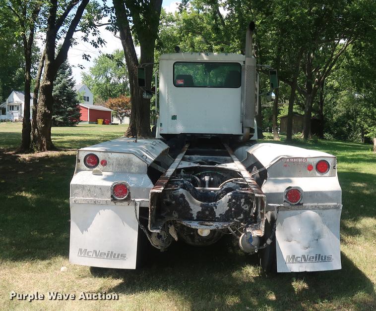 image for item DE6093 2002 Case International 5500i truck cab and chassis