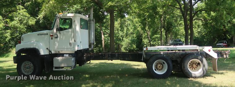 image for item DE6093 2002 Case International 5500i truck cab and chassis