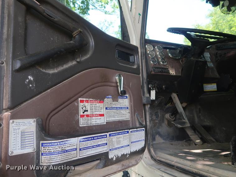 image for item DE6093 2002 Case International 5500i truck cab and chassis