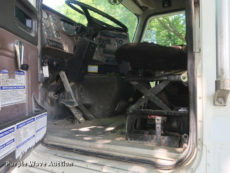 image for item DE6093 2002 Case International 5500i truck cab and chassis