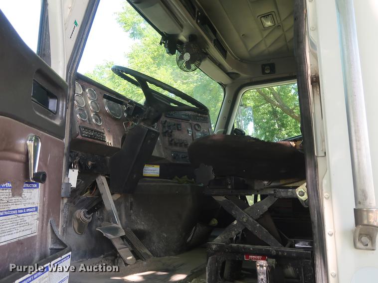 image for item DE6093 2002 Case International 5500i truck cab and chassis