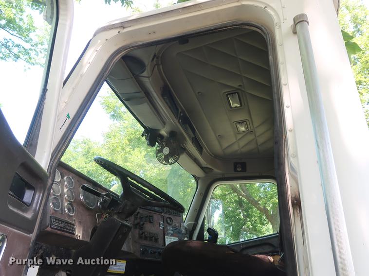 image for item DE6093 2002 Case International 5500i truck cab and chassis