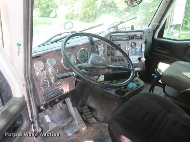 image for item DE6093 2002 Case International 5500i truck cab and chassis