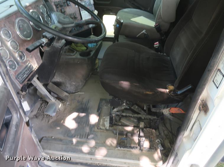 image for item DE6093 2002 Case International 5500i truck cab and chassis