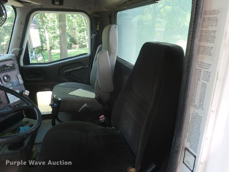 image for item DE6093 2002 Case International 5500i truck cab and chassis