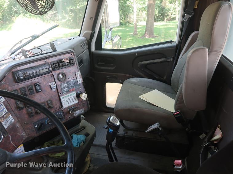 image for item DE6093 2002 Case International 5500i truck cab and chassis