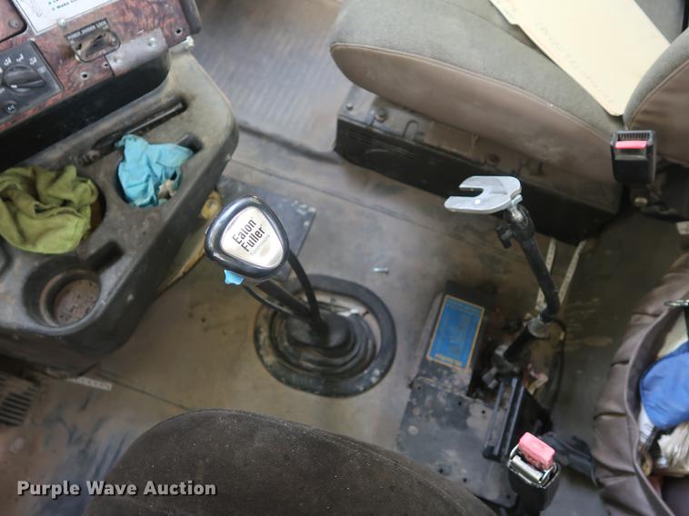 image for item DE6093 2002 Case International 5500i truck cab and chassis