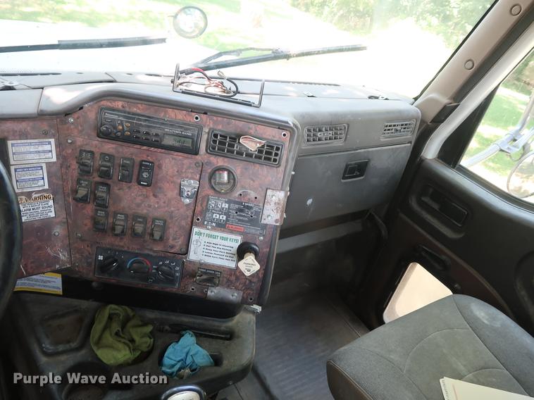 image for item DE6093 2002 Case International 5500i truck cab and chassis