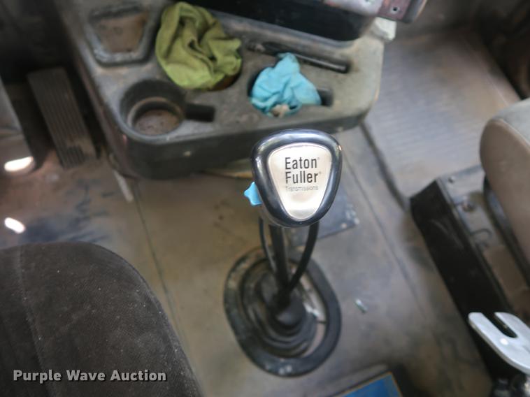 image for item DE6093 2002 Case International 5500i truck cab and chassis