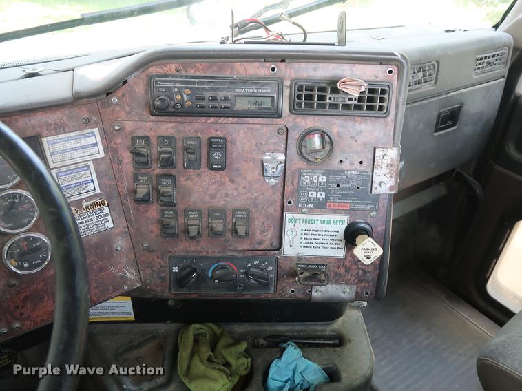 image for item DE6093 2002 Case International 5500i truck cab and chassis