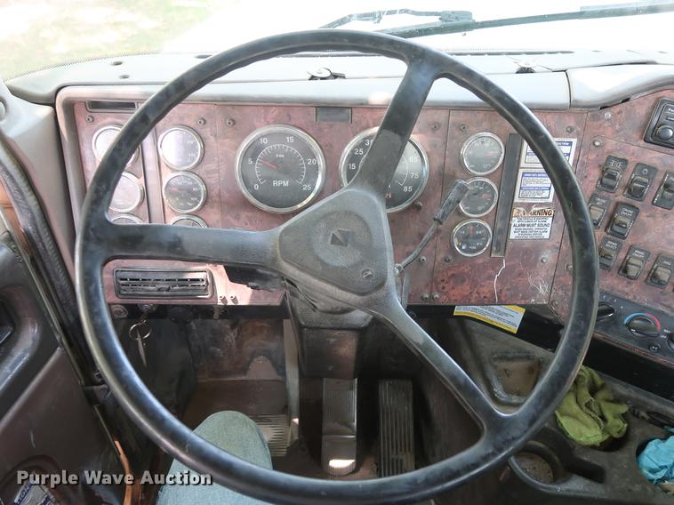 image for item DE6093 2002 Case International 5500i truck cab and chassis