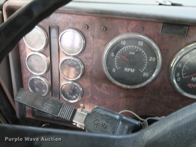 image for item DE6093 2002 Case International 5500i truck cab and chassis