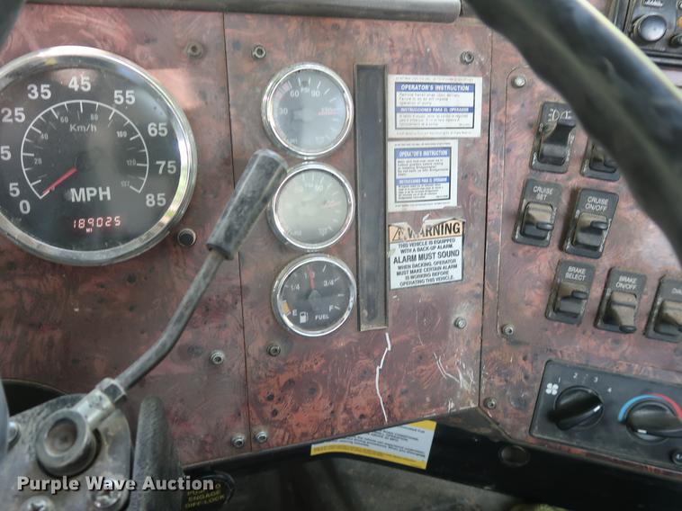 image for item DE6093 2002 Case International 5500i truck cab and chassis